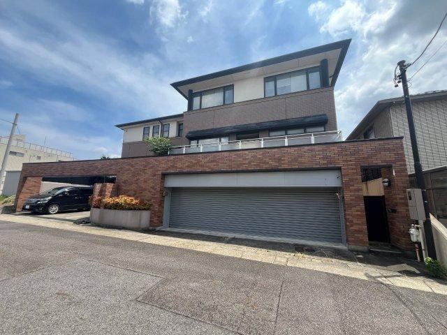 Spacious 9LDK+S House with Garage - Photo 1