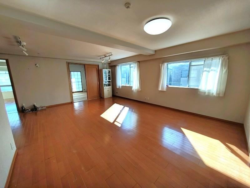 Spacious 3LDK with Private Parking and Garden - Photo 1