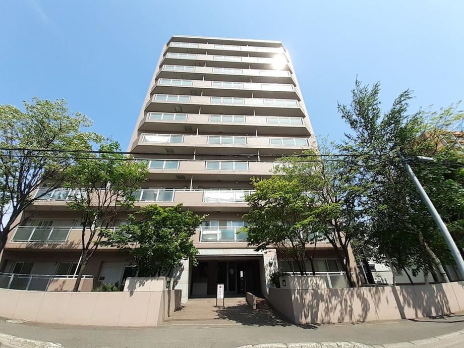 Bright 3LDK Corner Apartment with Great Potential - Photo 1