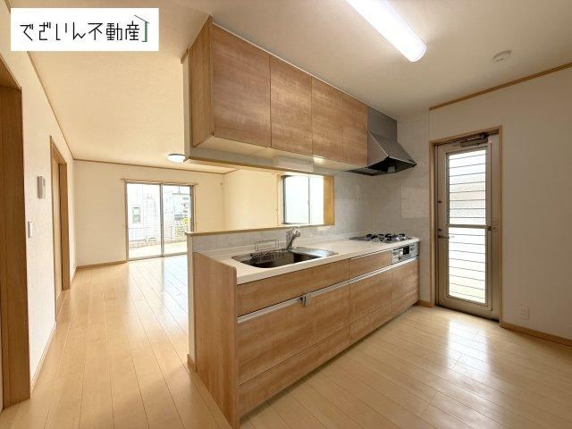 Spacious 4LDK Detached House with Storage in Kazo - Photo 1