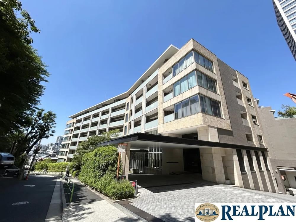 2LDK apartment in Minato Ward, Tokyo - Photo 1