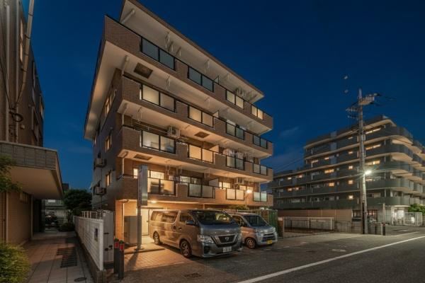 Fully Renovated 3LDK Apartment with Parking Rights - Photo 1
