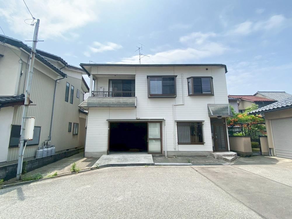 Stylish 3LDK House with Garage in Kanazawa - Photo 1