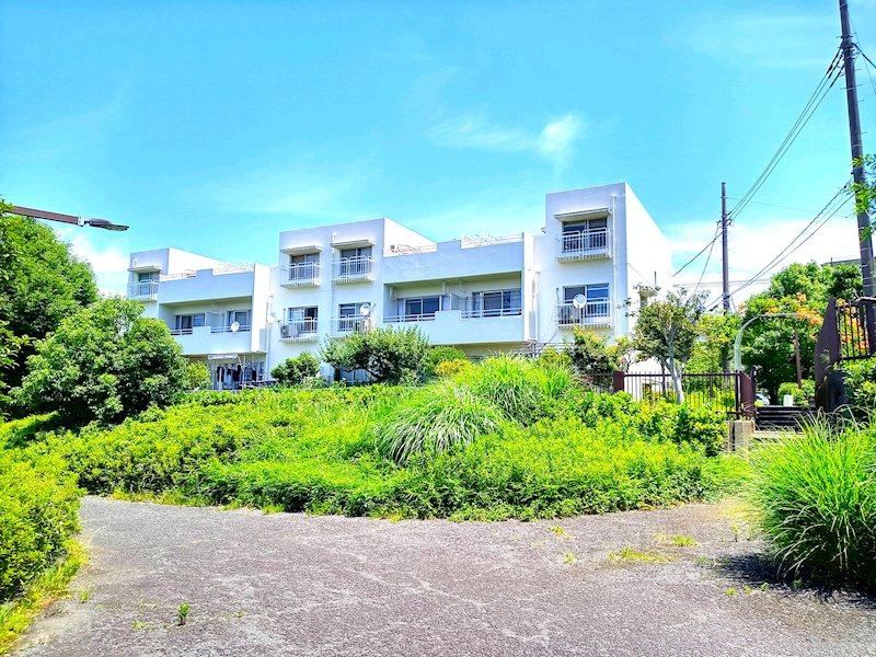 Spacious 4LDK Apartment with Mountain Views in Nagayama - Photo 1