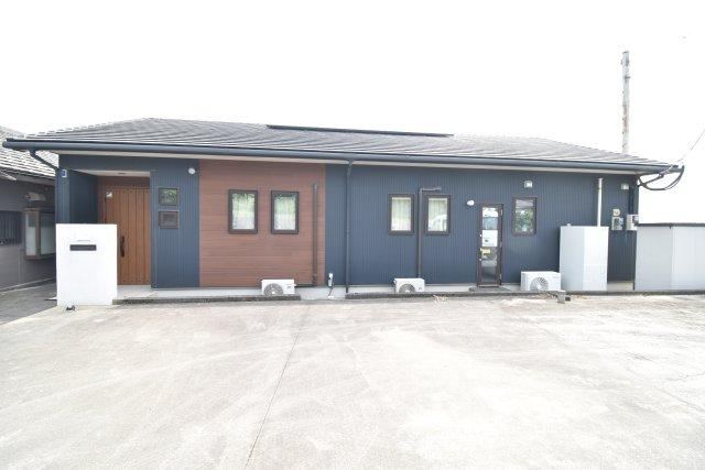 Charming 4LDK Detached House with Ocean View in Takasu - Photo 1