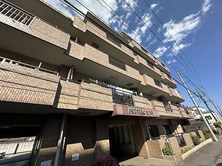 Renovated 3LDK Apartment with Great Amenities - Photo 1