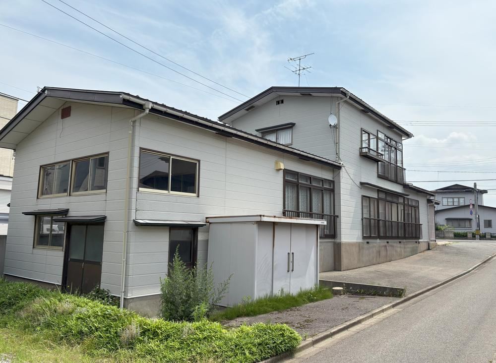Spacious 5DK House Near Aeon in Tsuchizaki - Photo 1