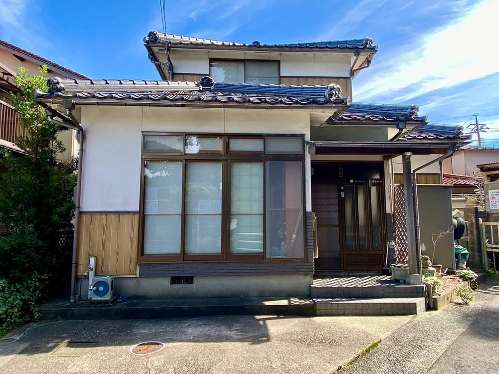 Spacious 5LDK Home in Quiet Tottori Neighborhood - Photo 1