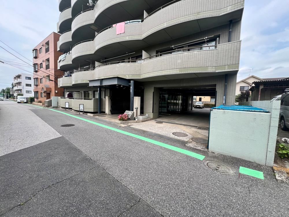 Corner 2LDK Apartment with Renovation in Chiba City - Photo 1