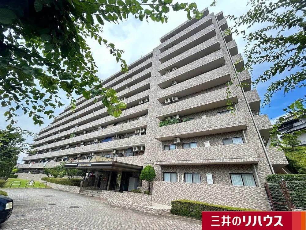 Modern 3LDK Apartment in Okayama - Photo 1