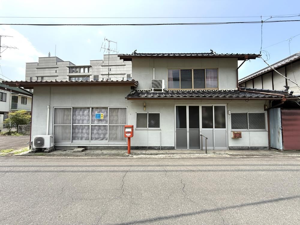 Convenient 6DK House Near Sarayama Station - Photo 1