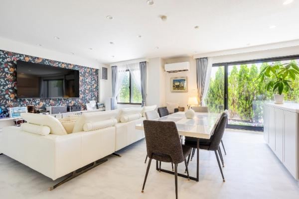 Stylish 2LDK Apartment with Modern Renovations - Photo 1