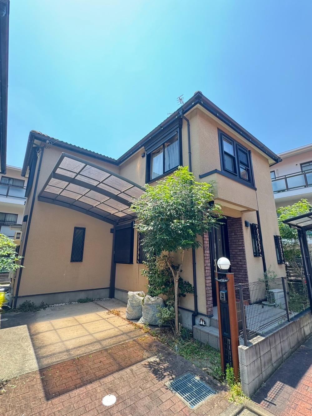 Family-Friendly 4LDK Home with Living Staircase - Photo 1