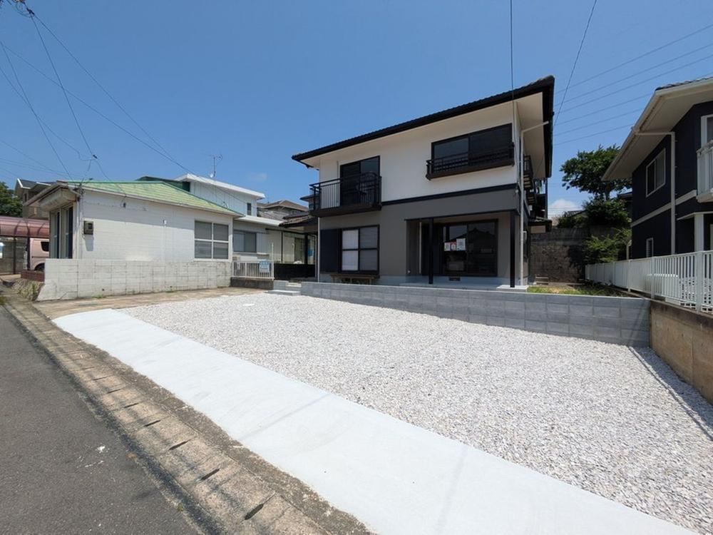Renovated 4LDK House with Ample Parking Space - Photo 1