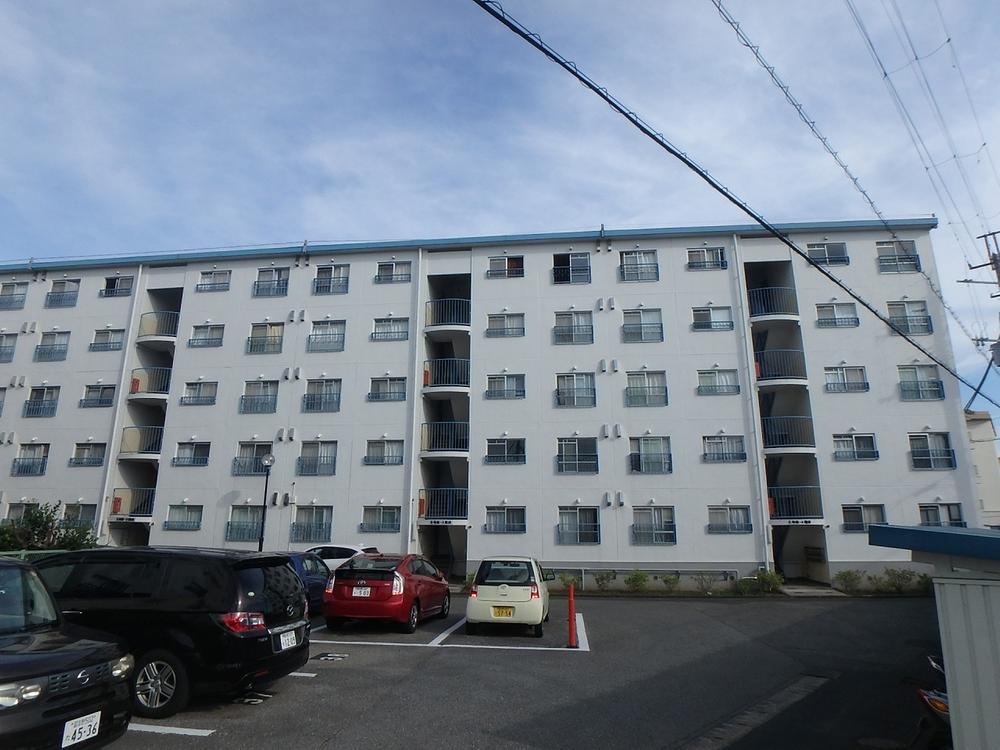 Spacious 3LDK Apartment with Great Views - Photo 1