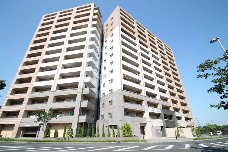 Comfortable 4LDK Apartment near Banpaku-Kinen-Koen Station - Photo 1