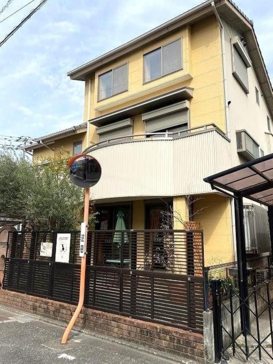 Versatile 7LDK House with Dual Kitchens - Photo 1