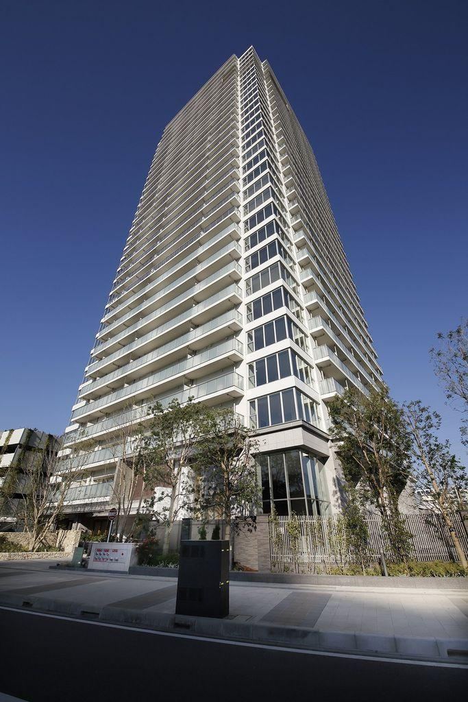 Seismic-Resistant Tower Residence Near Three Train Lines - Photo 1