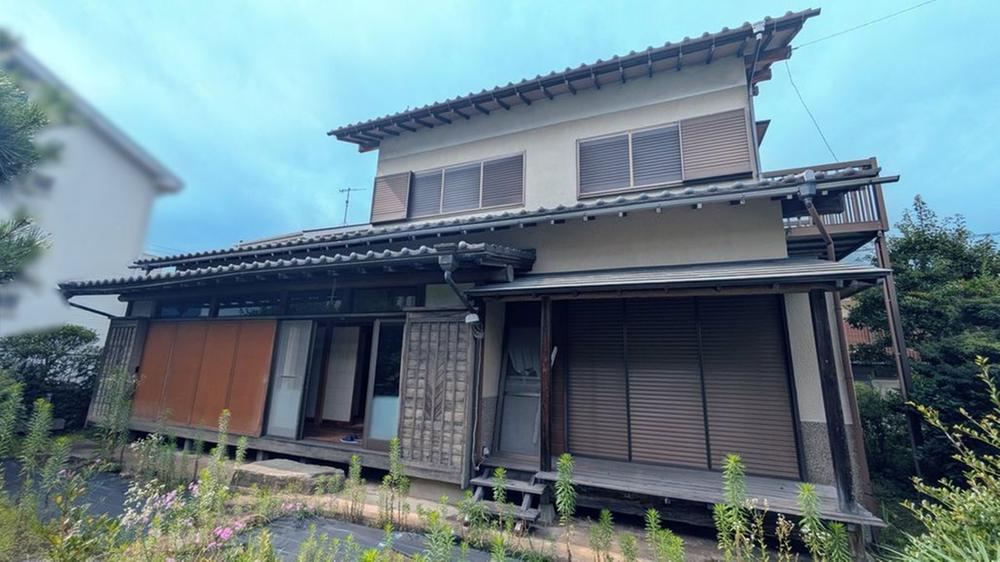 Spacious 5LDK+2S Home with Warm Japanese Touch in Hadano - Photo 1