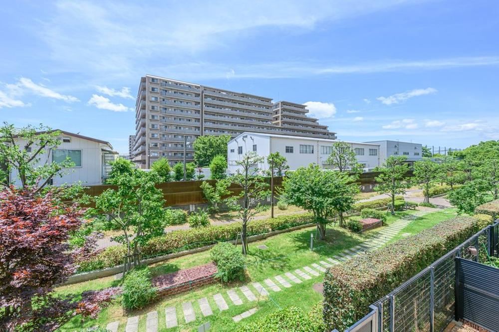 Spacious 4LDK Corner Unit for Family Living in Kawasaki - Photo 1