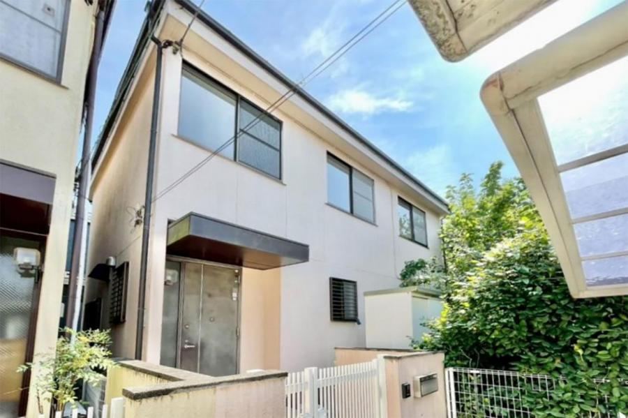 Recently Renovated 4LDK Home with Parking - Photo 1