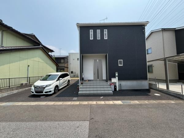 Modern 4LDK with South-Facing Balcony in Ichinomiya - Photo 1
