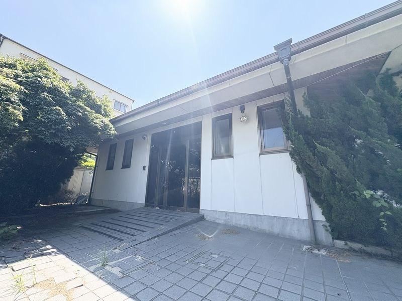 Spacious 2LDK Bungalow with Garden in Nishinomiya - Photo 1