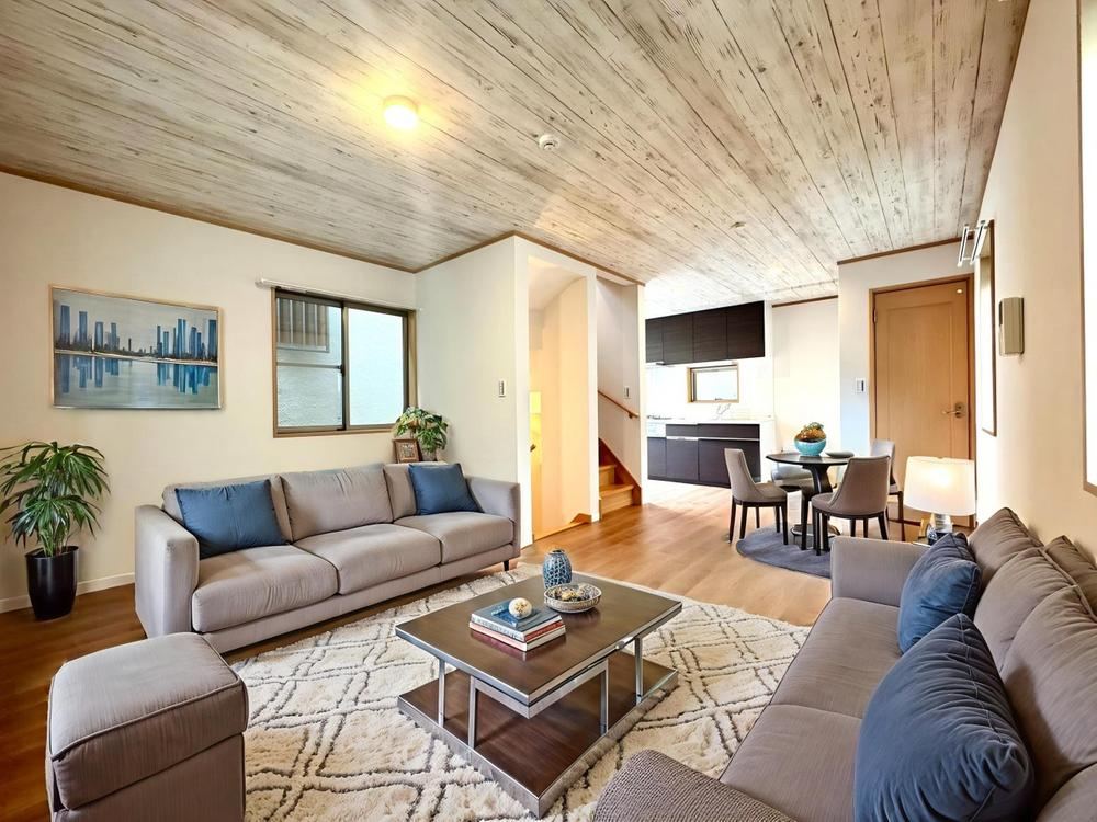 3-Story Home Near Tamareien Station with Renovation Completed - Photo 1