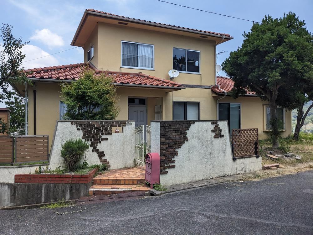 Beautiful 4LDK Home with Scenic Views - Photo 1