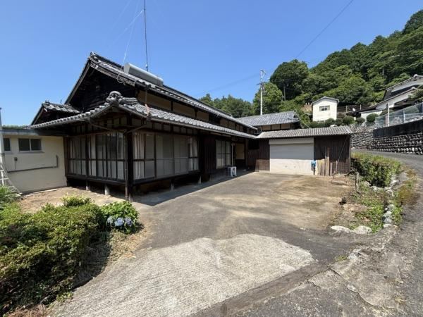 Natural Surroundings 5SDK Traditional House with Garden - Photo 1