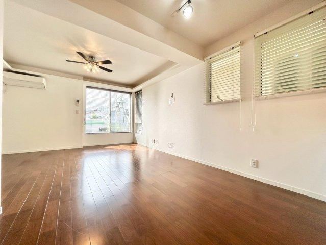 Spacious 4LDK Home with Rooftop Available for Viewing - Photo 1
