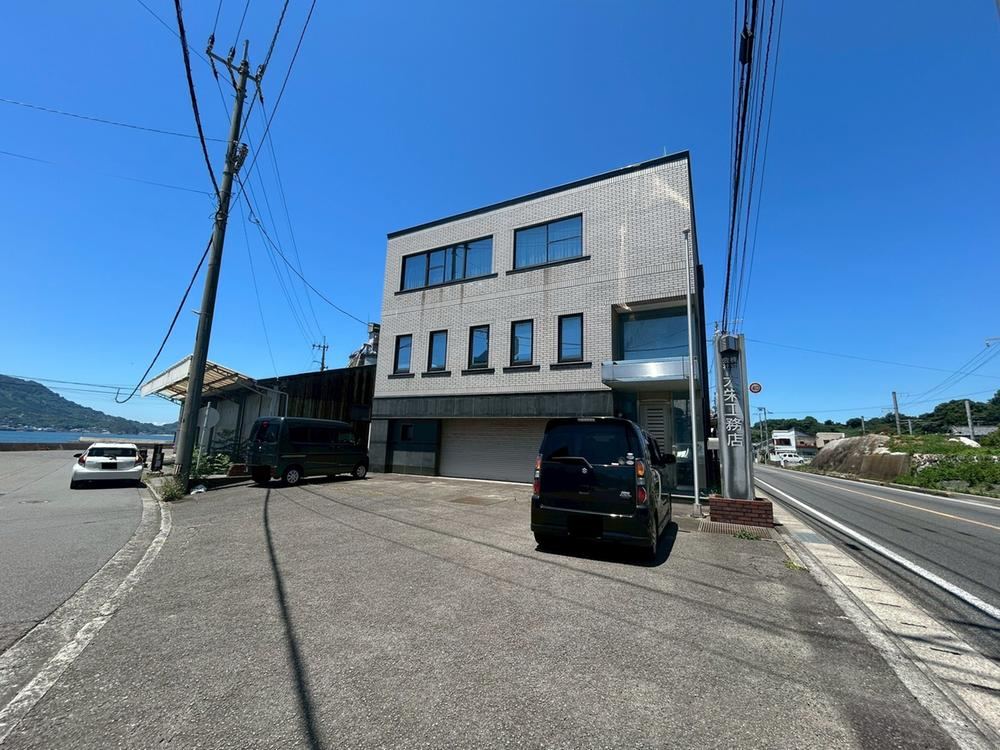 3-Story All-Electric Home/Office with Sea View - Photo 1