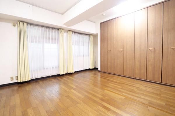 Versatile 2LDK+S Apartment in Shin-Matsudo - Photo 1