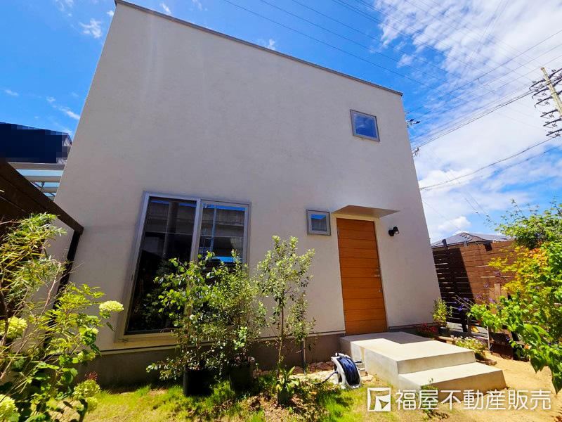 Custom-Built 3LDK Home with Natural Materials in Himeji - Photo 1