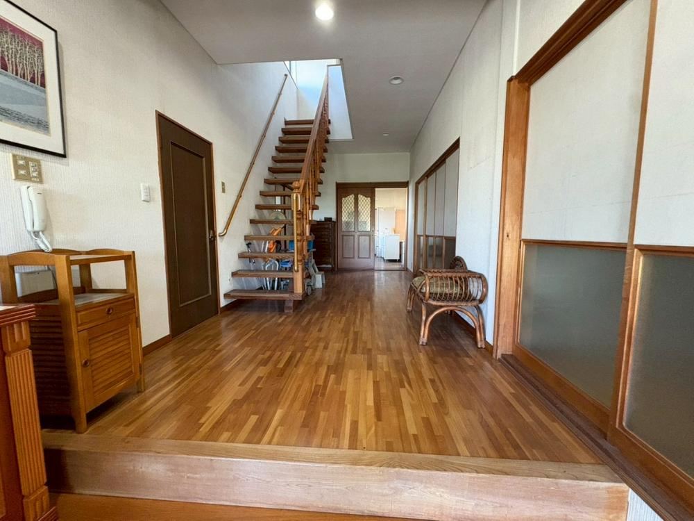 Spacious 5LDK Home with Large Living Room - Photo 1