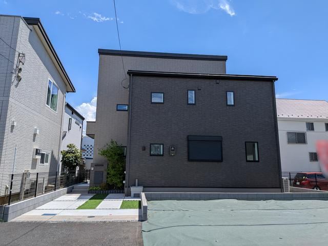 Luxury 3LDK Home with Tiled Exterior - Photo 1