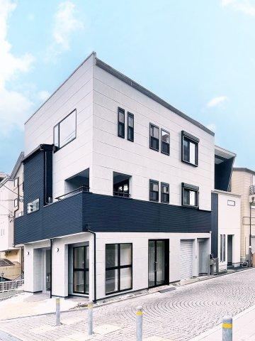 Renovated 4LDK Home with Roof Terrace - Photo 1