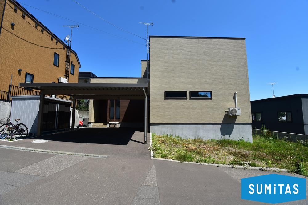 Modern Custom-Built Home from 2021 in Sapporo - Photo 1