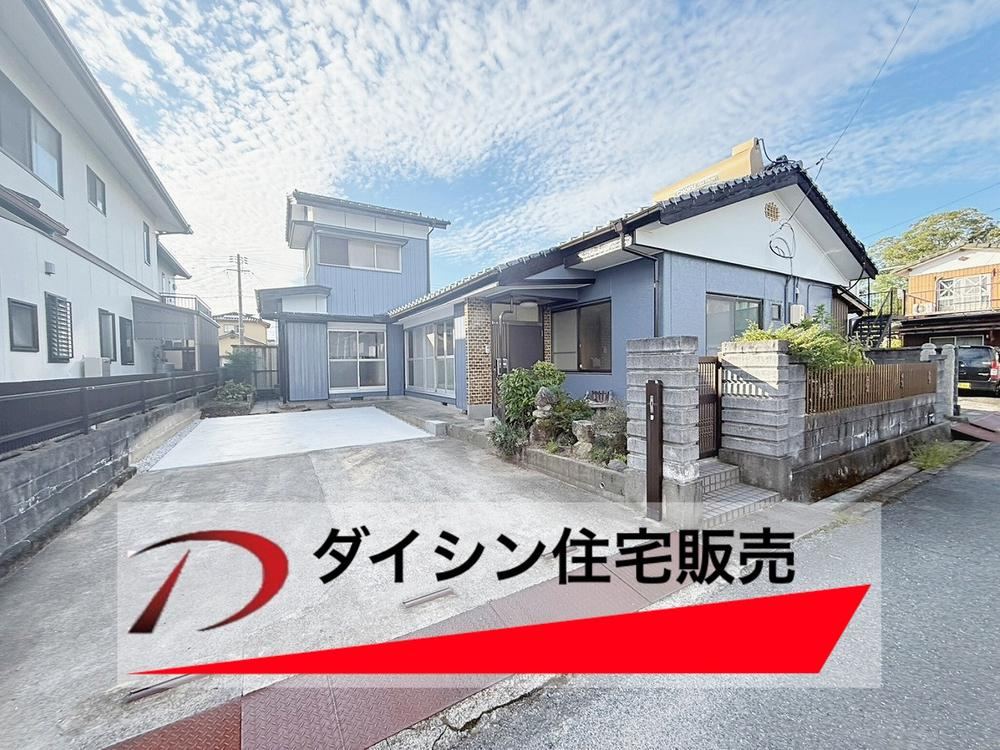 Spacious 4LDK House with Large Lot in Hofu - Photo 1