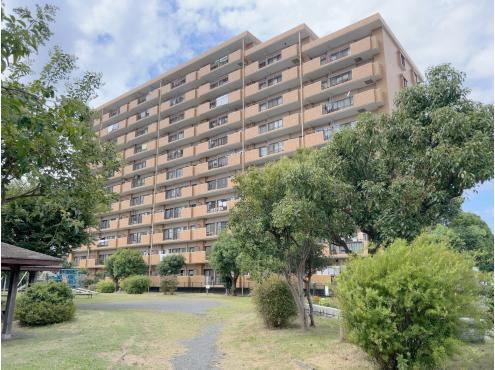 Bright 4LDK Apartment with Two Balconies in Chigasaki - Photo 1