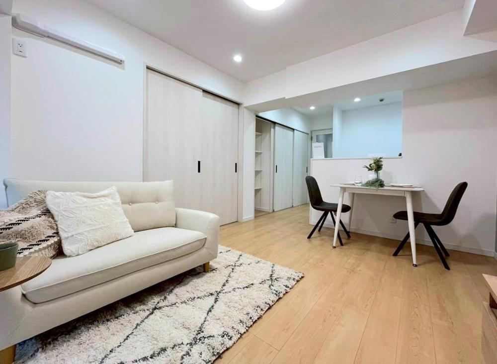 Fully Renovated 3LDK Apartment with Private Balcony - Photo 1