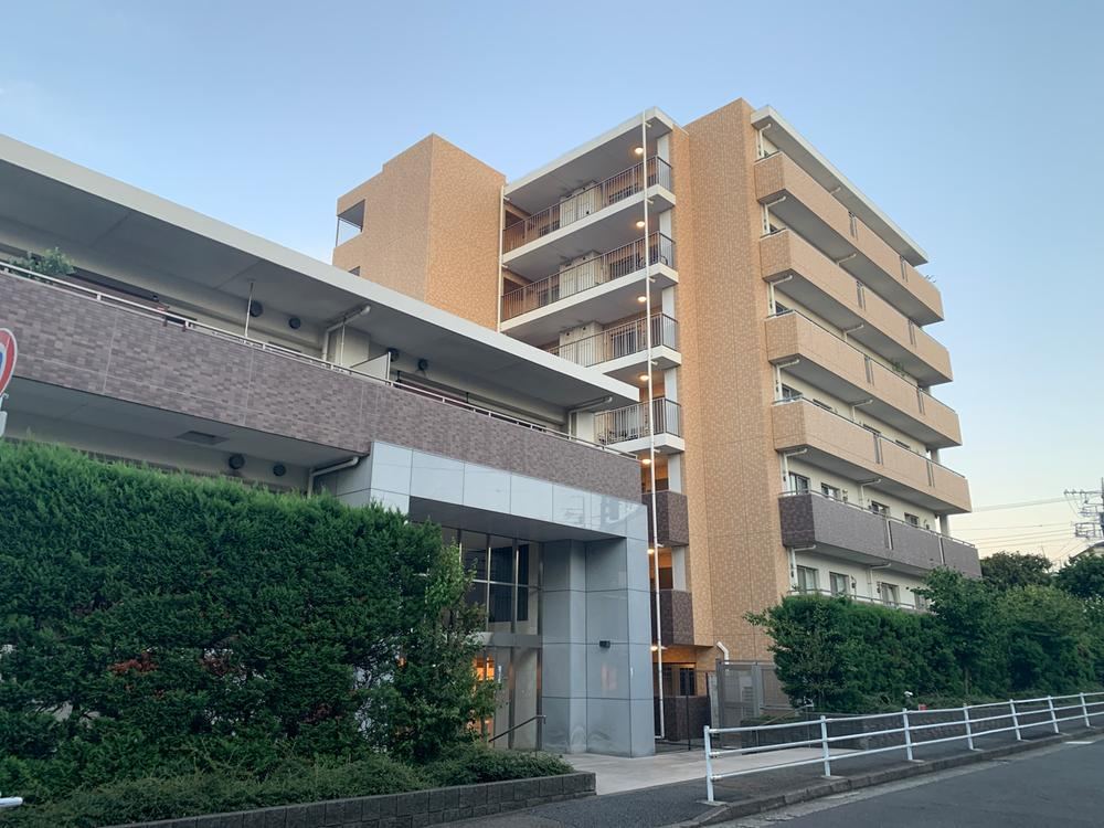 Modern 3LDK Apartment in Yokohama - Photo 1