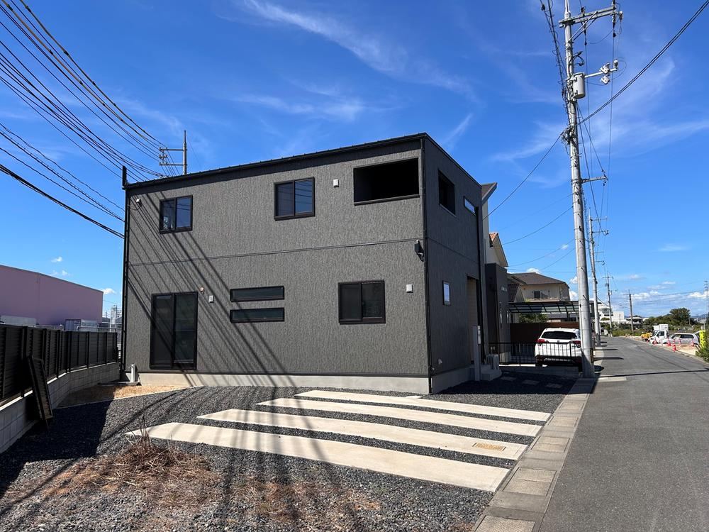 Newly Built 5LDK+S House with Spacious Parking - Photo 1
