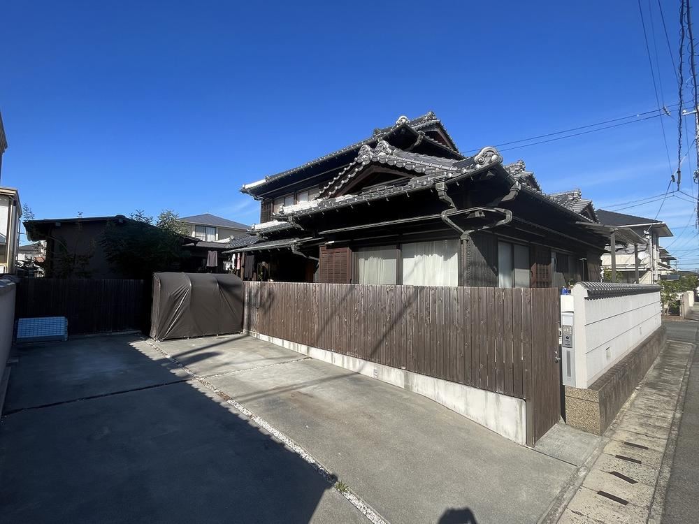 Renovated 6LDK House with Spacious Yard - Photo 1