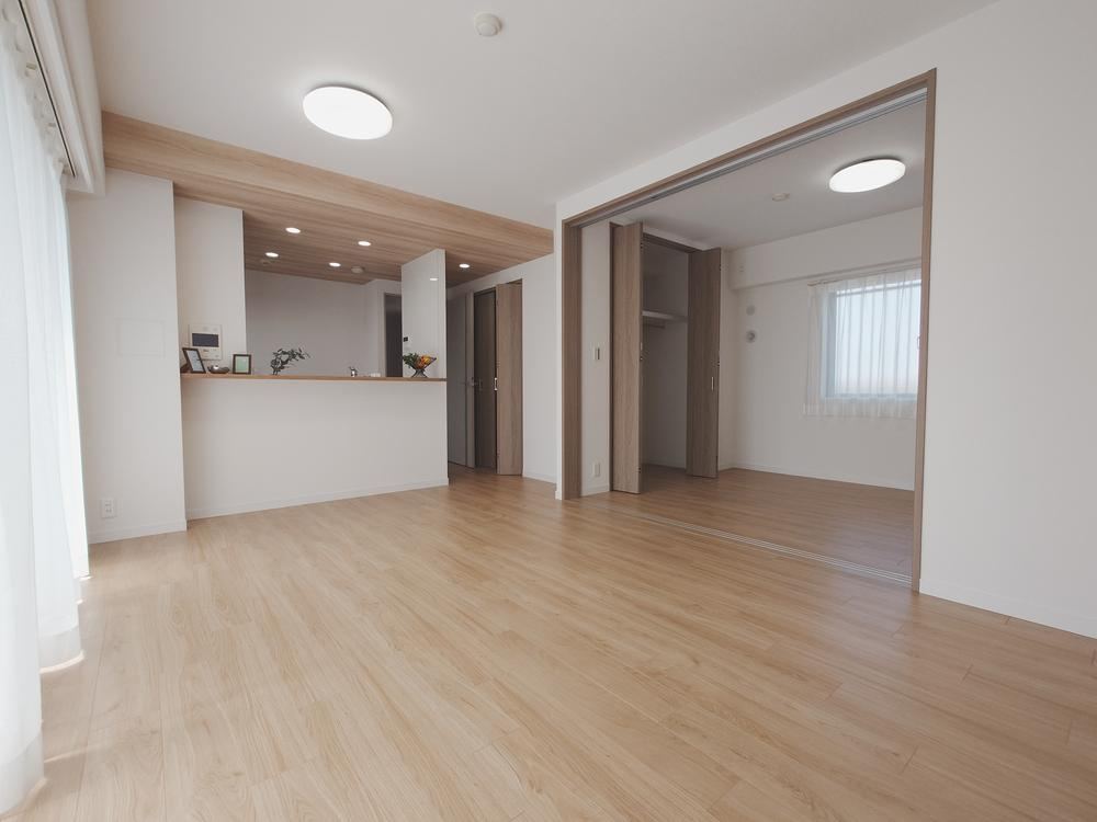 Top Floor 3LDK Apartment with Dual Balconies - Photo 1