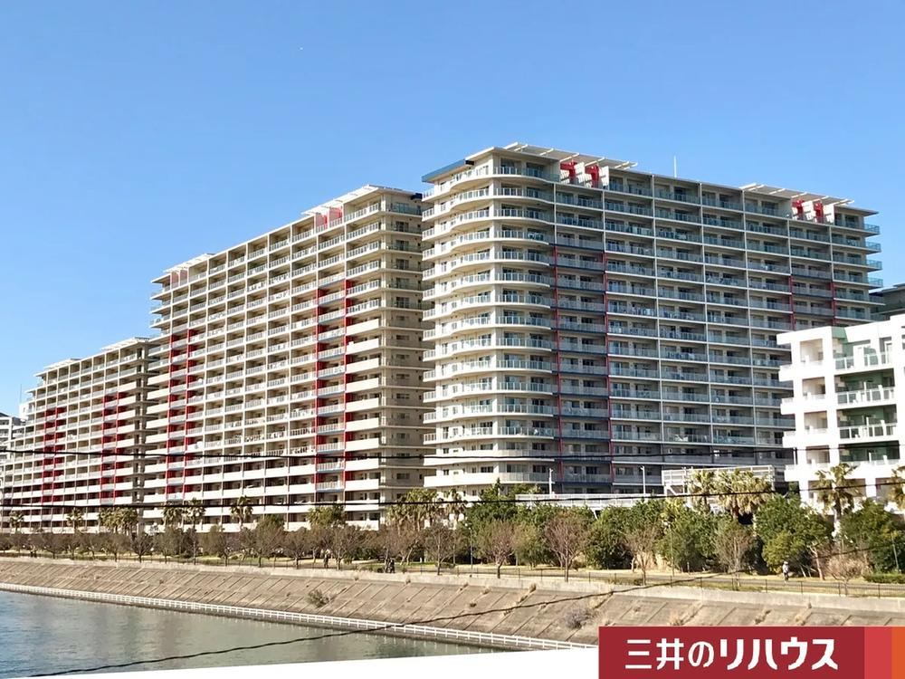 Modern 2LDK Apartment in Urayasu - Photo 1