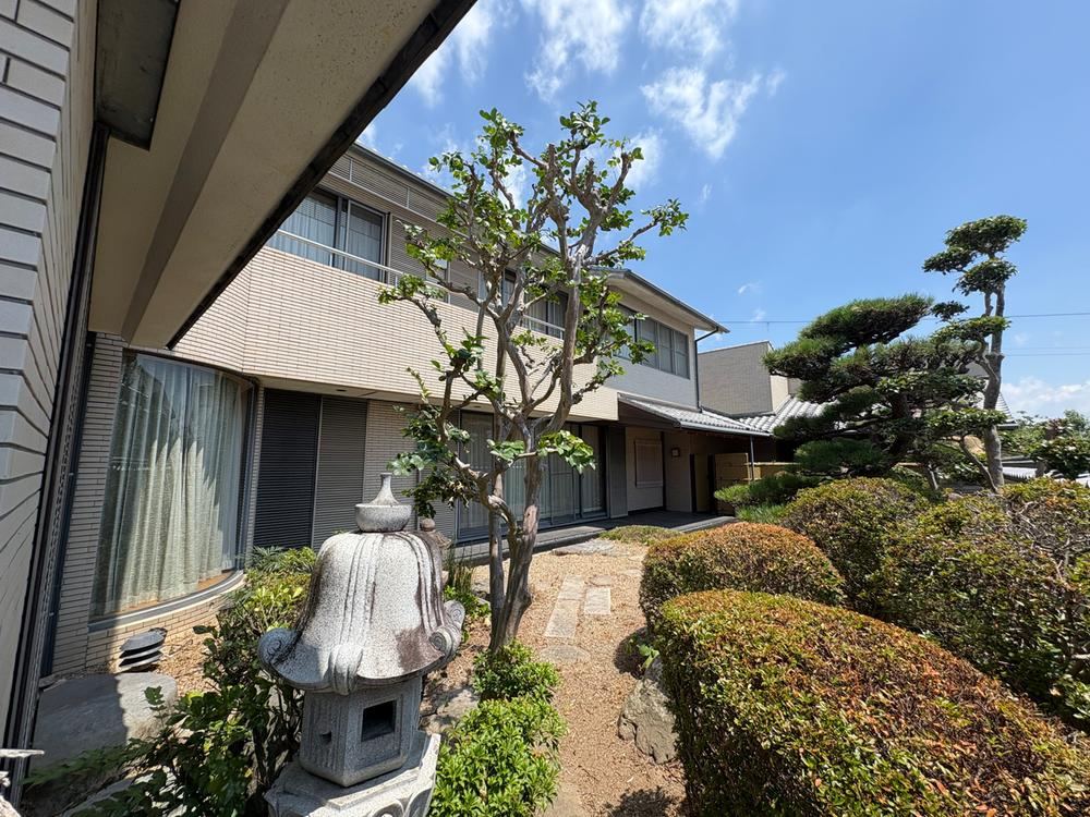 Spacious 4LDK House in Yamate-cho - Photo 1
