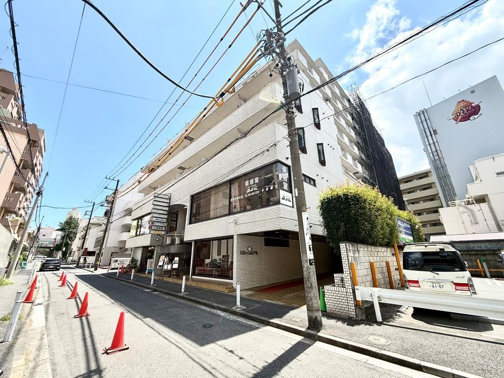Prime Office Space Near Motomachi-Chukagai Station - Photo 1