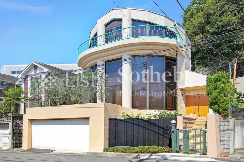Elegant 3LDK House Near Yamate, Yokohama - Photo 1