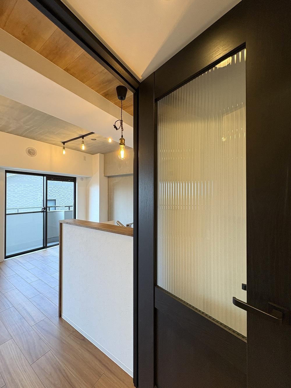 Stylish 1LDK+S Apartment with Ample Storage - Photo 1